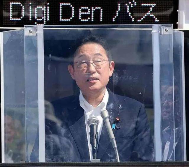 特朗普隔着防弹玻璃演讲 承诺大力投资AI