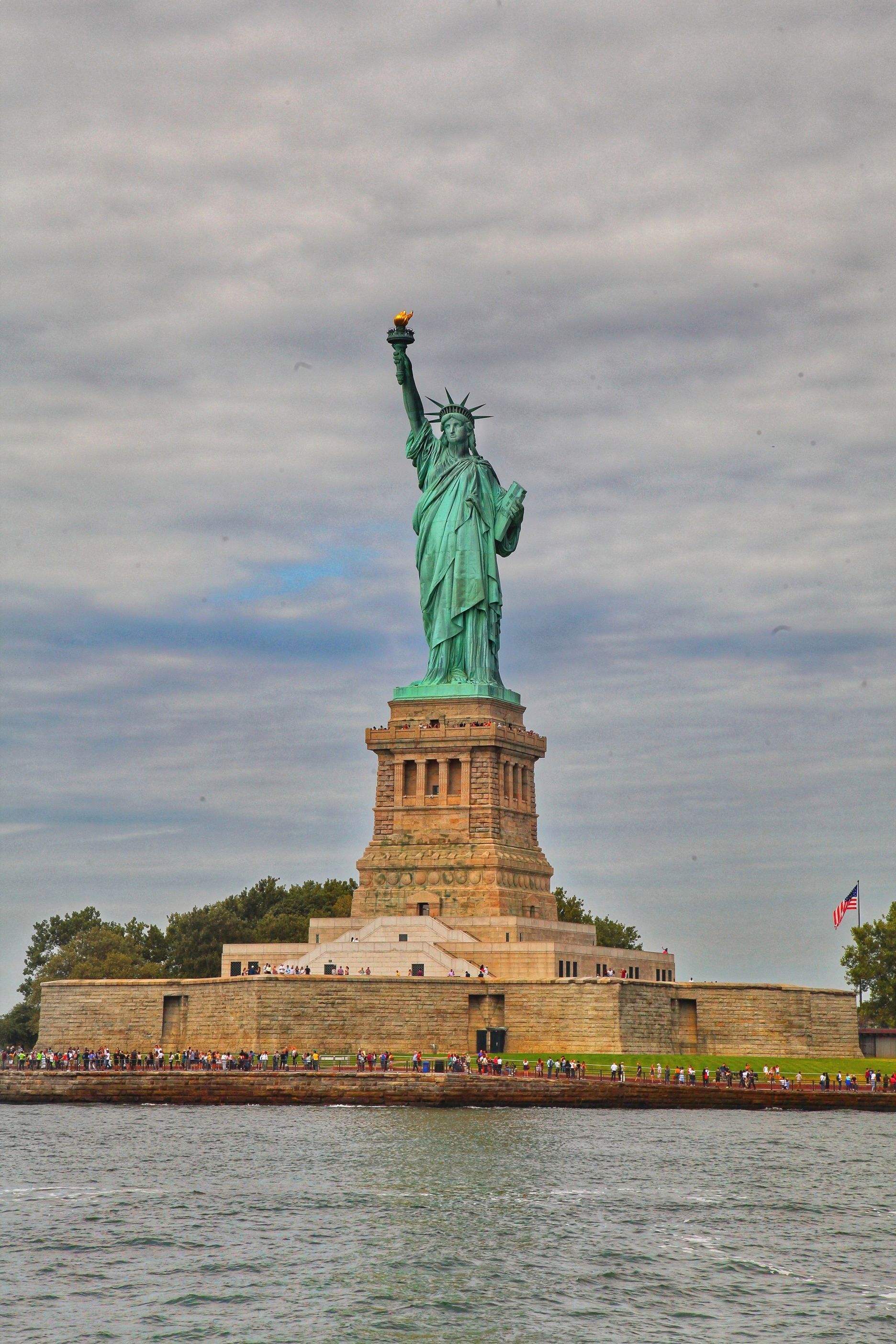 特朗普:加征关税会促进美国经济增长 与普京对话是一个明智的选择