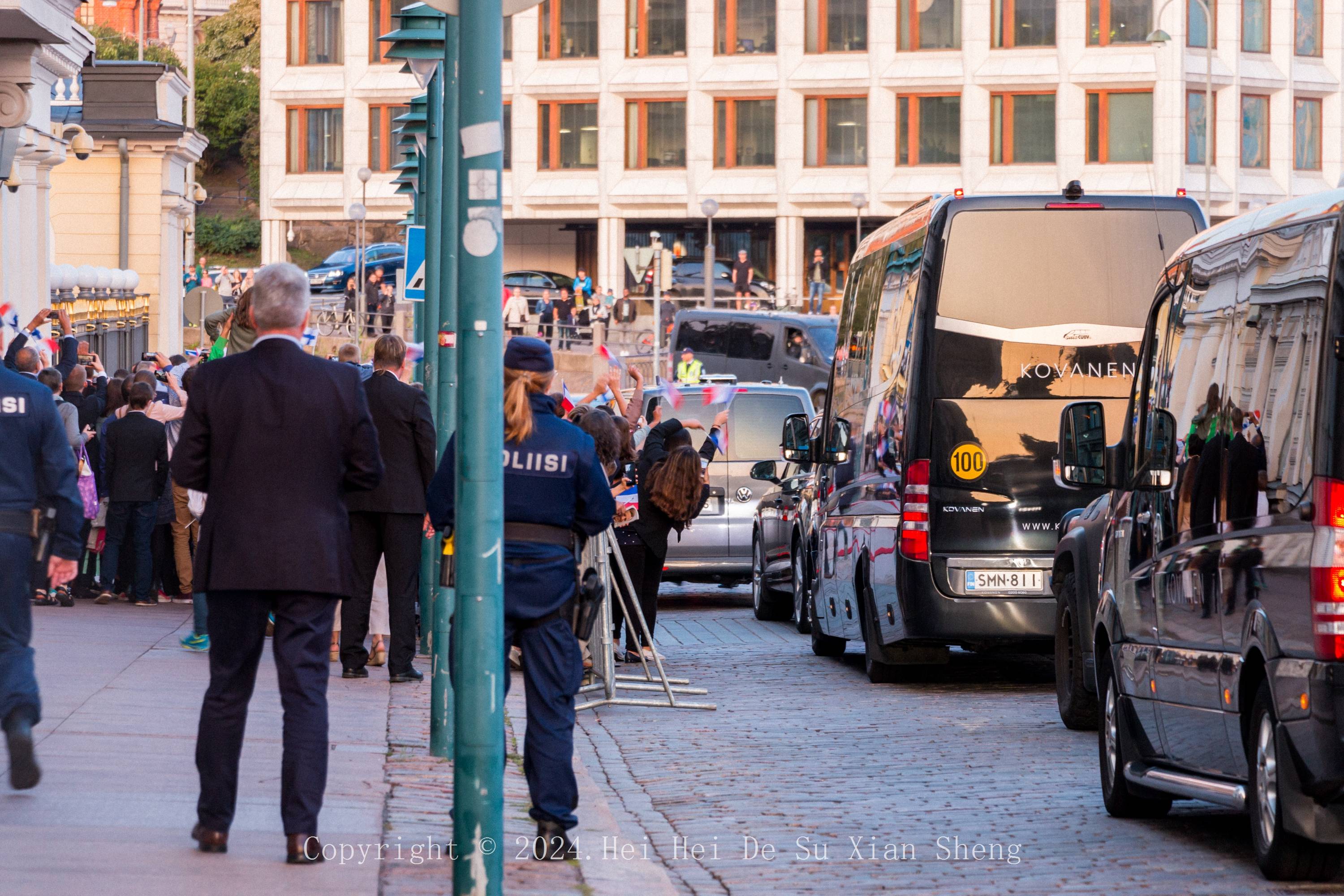 法国总统马克龙说将在“未来几天内”任命新总理