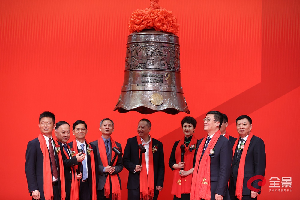 “年度人物”特朗普敲响纽交所开市钟 强调“股市就是一切”