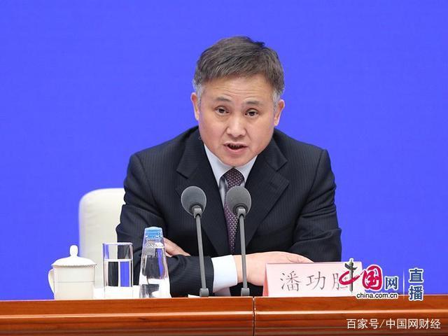 稳汇率态度坚决！央行、外汇局调整这一参数 缓解汇市美元供求 潘功胜：坚决防范汇率超调风险