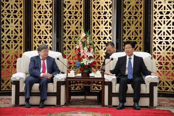 吉尔吉斯斯坦总理阿德尔别克·卡西马利耶夫：吉尔吉斯斯坦正积极考虑以美元和人民币在香港发行主权债券