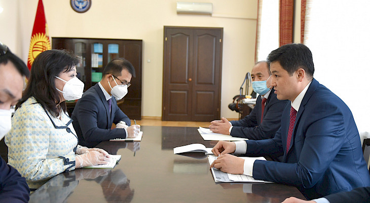 吉尔吉斯斯坦总理阿德尔别克·卡西马利耶夫：吉尔吉斯斯坦正积极考虑以美元和人民币在香港发行主权债券