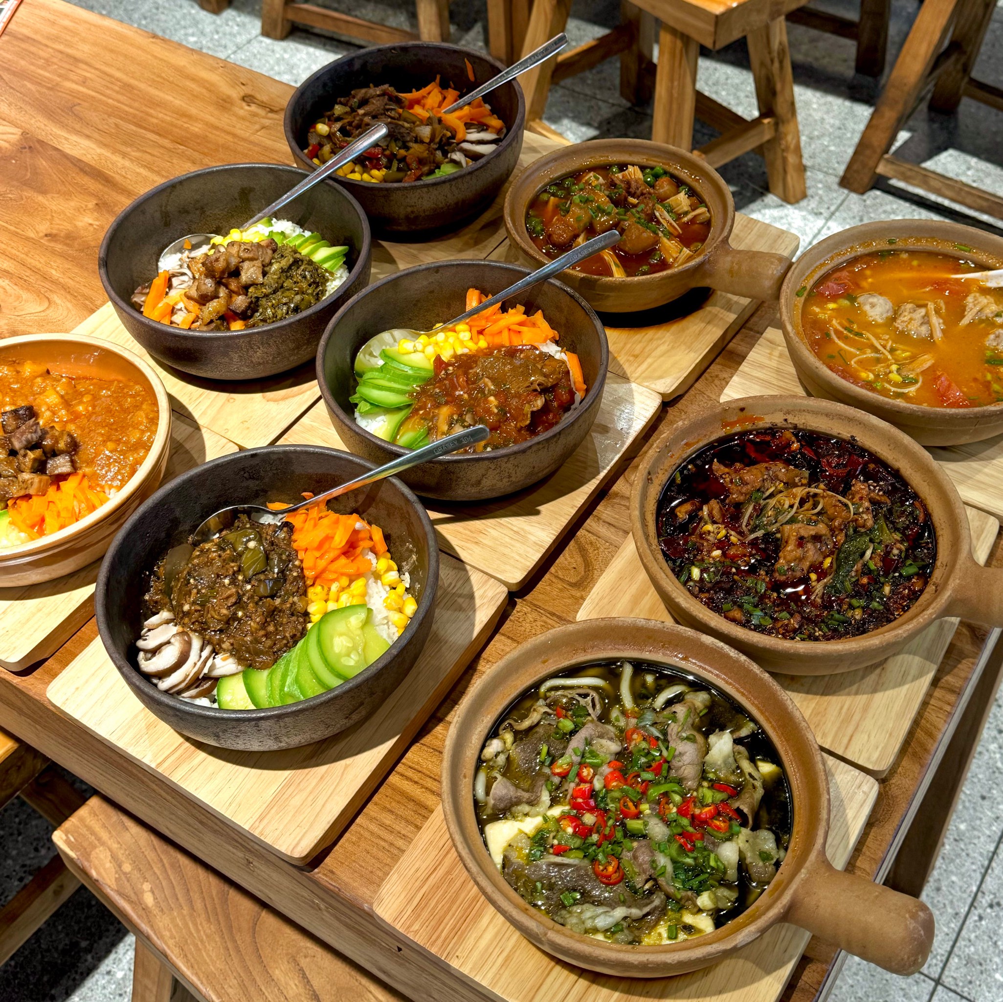 太疯狂！连店门都挤不进去 商场挤成了菜市场！有人排队6小时