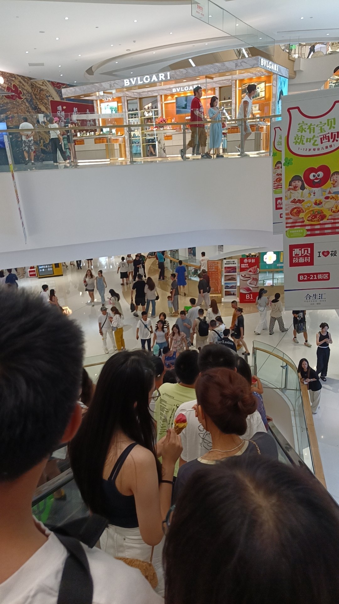 太疯狂！连店门都挤不进去 商场挤成了菜市场！有人排队6小时