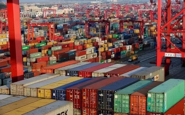 应对关税不确定性 美企业及消费者大举囤货