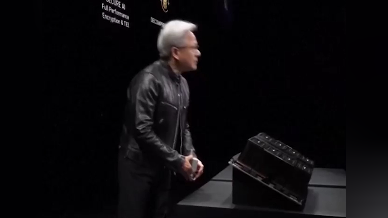 英伟达财报来了!Q4营收放缓仍创新高 Blackwell创收110亿美元 黄仁勋发声!