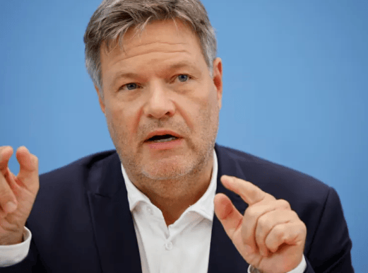 研究机构:特朗普对欧盟加征关税或致美欧经济萎缩 推高通胀