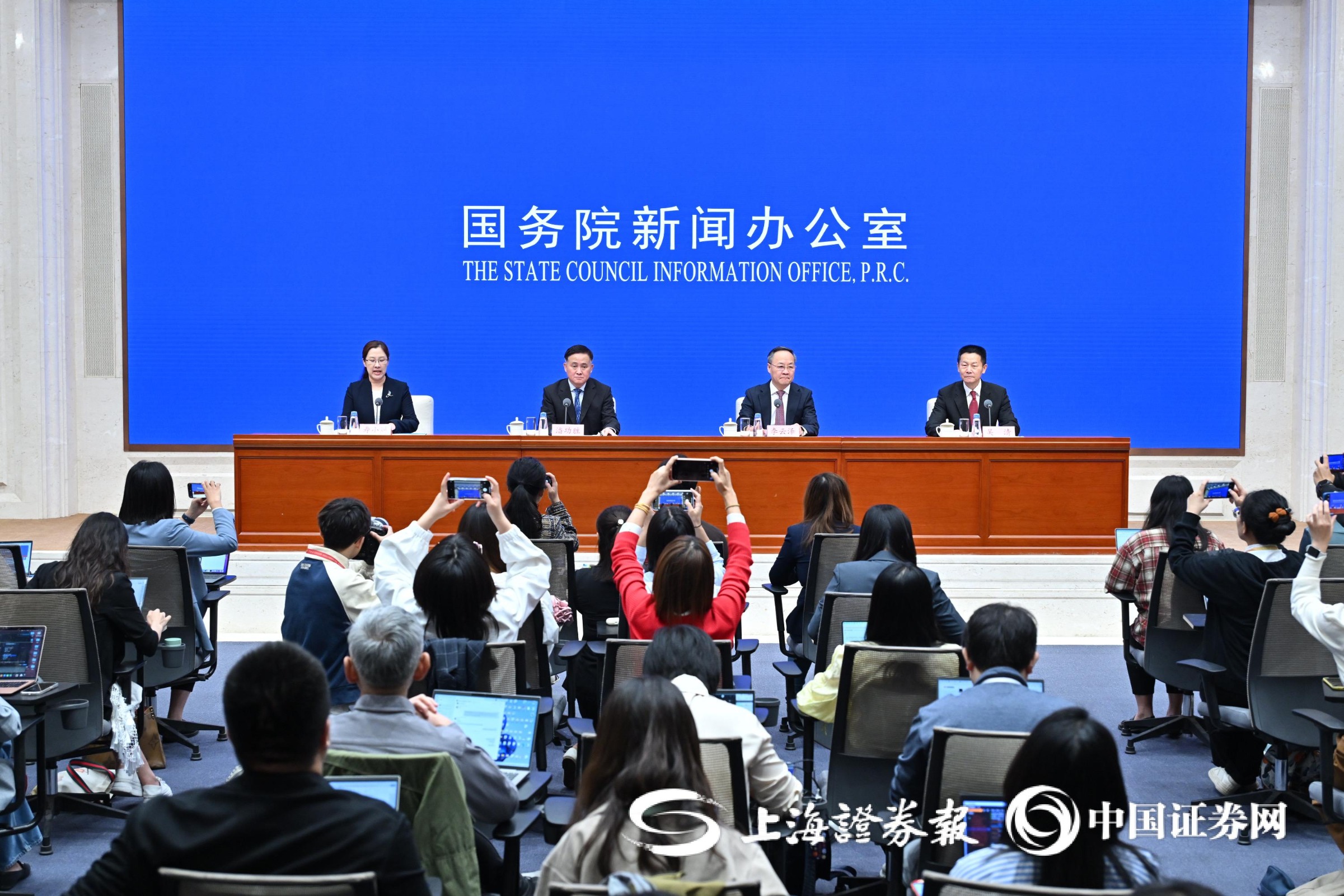 潘功胜：加大金融支持科技创新力度 将推出债券市场的“科技板”