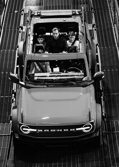 特朗普称将在未来几天宣布对汽车、木材和芯片征收额外关税