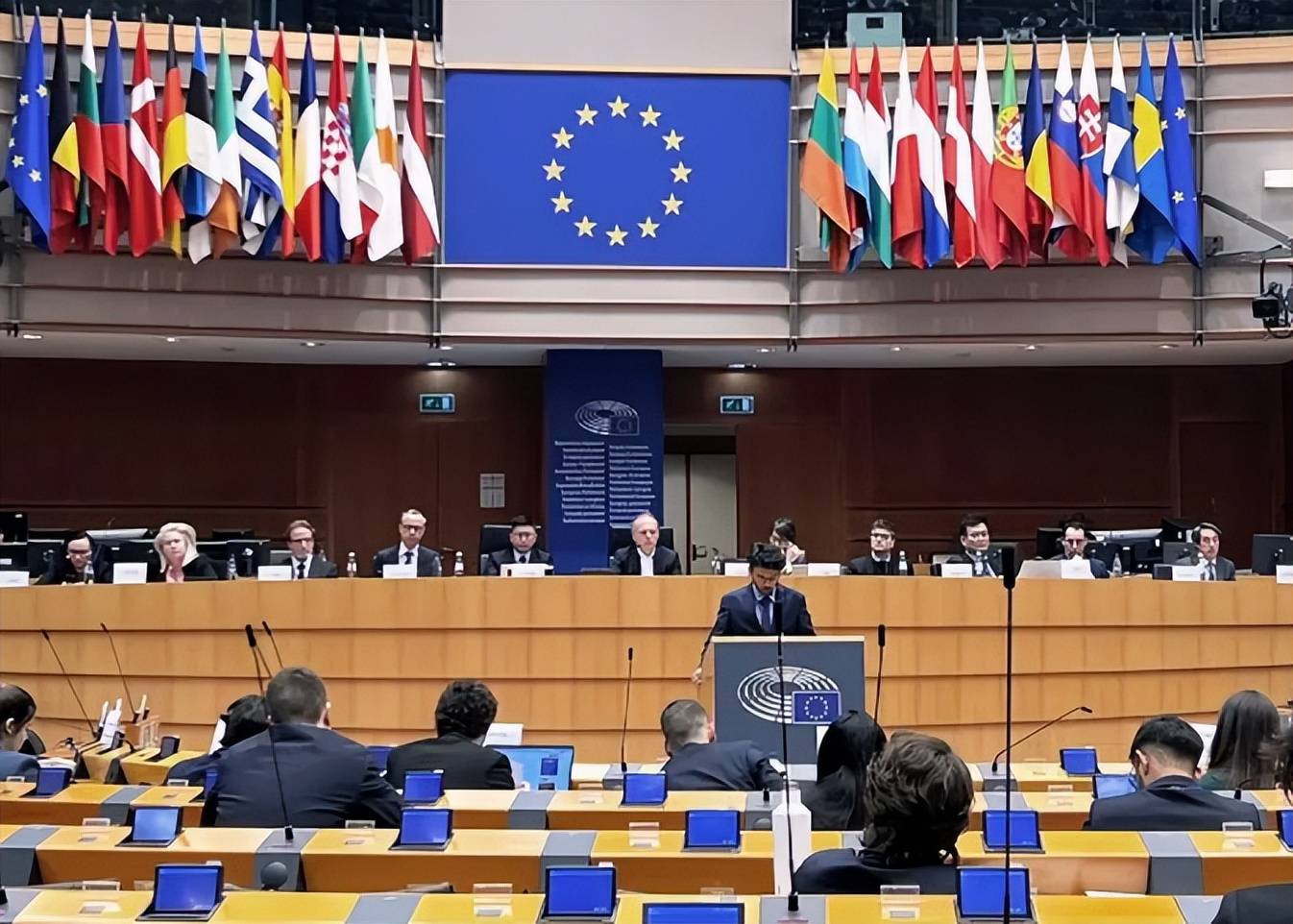 乌克兰遭大规模袭击!泽连斯基:乌军没钱了!俄总理:过去两年经济增速是欧洲的六倍多