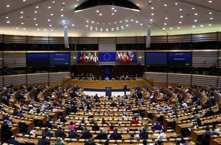 特朗普宣布国家紧急状态 全面征收关税