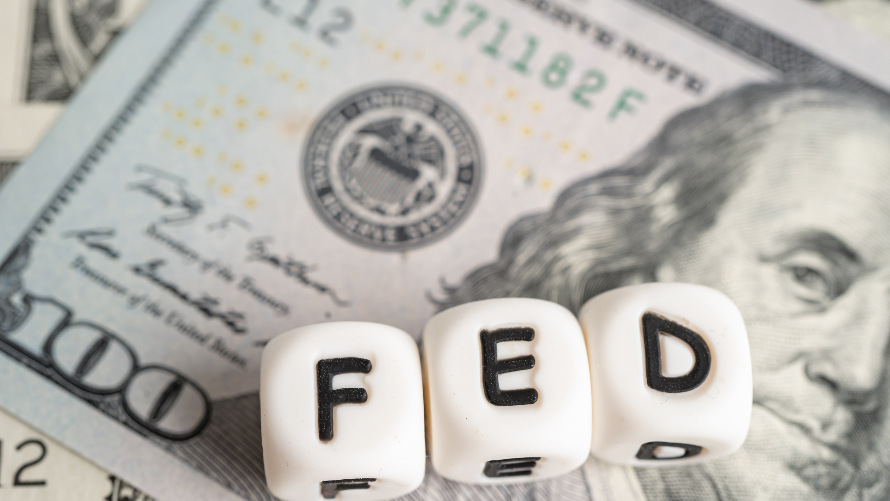 美联储理事强调控制通胀优先 暗示短期内不宜急于降息