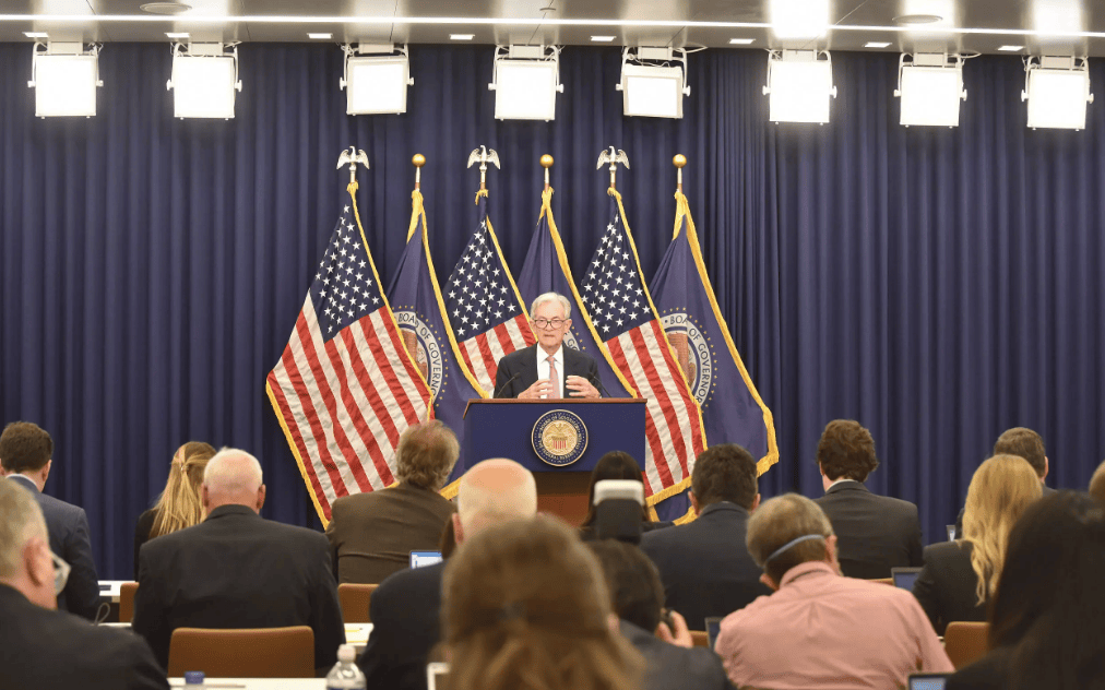 美国周一再遭股债汇“三杀”！特朗普步步紧逼 鲍威尔何去何从