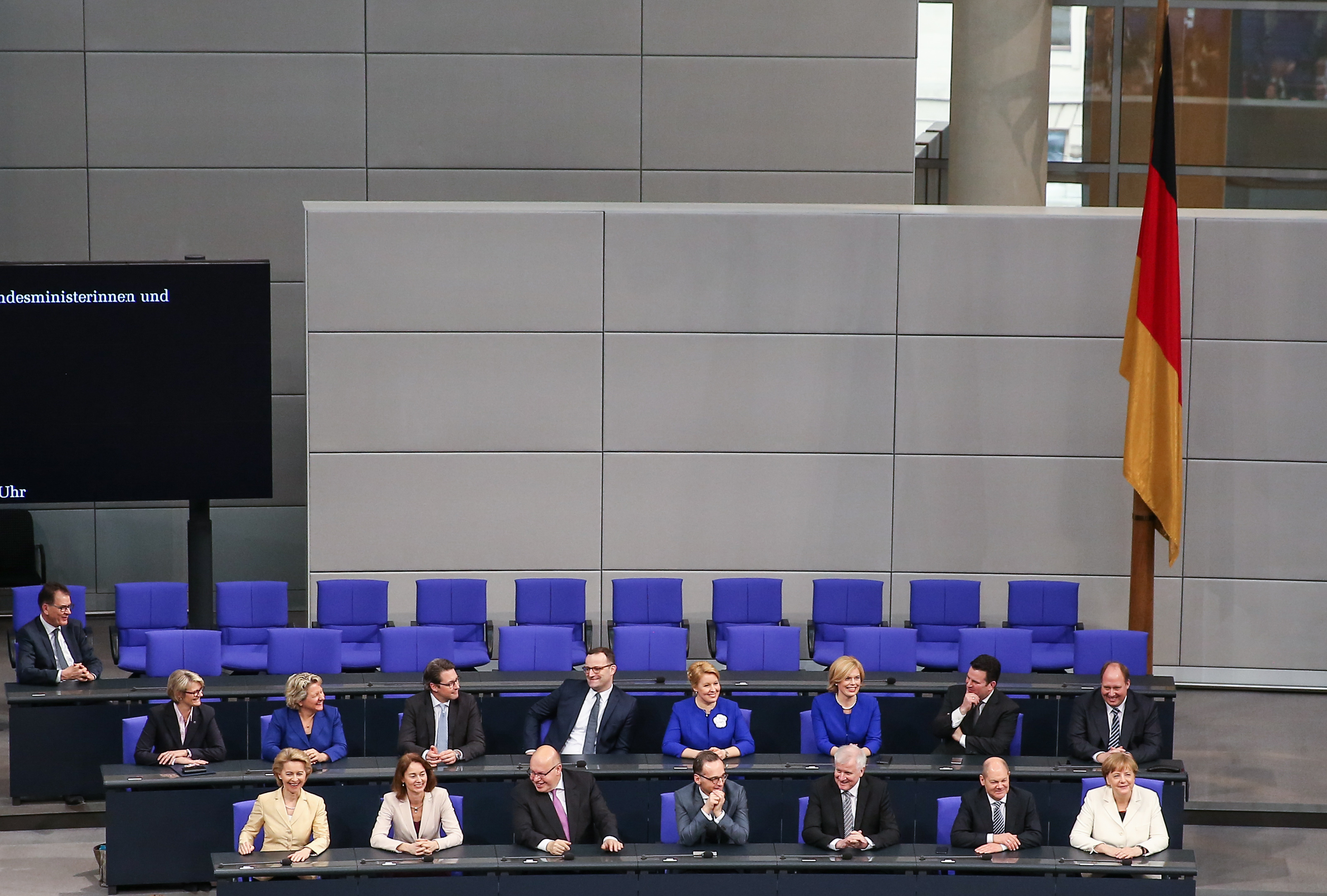 德国新一届联邦政府宣誓就职