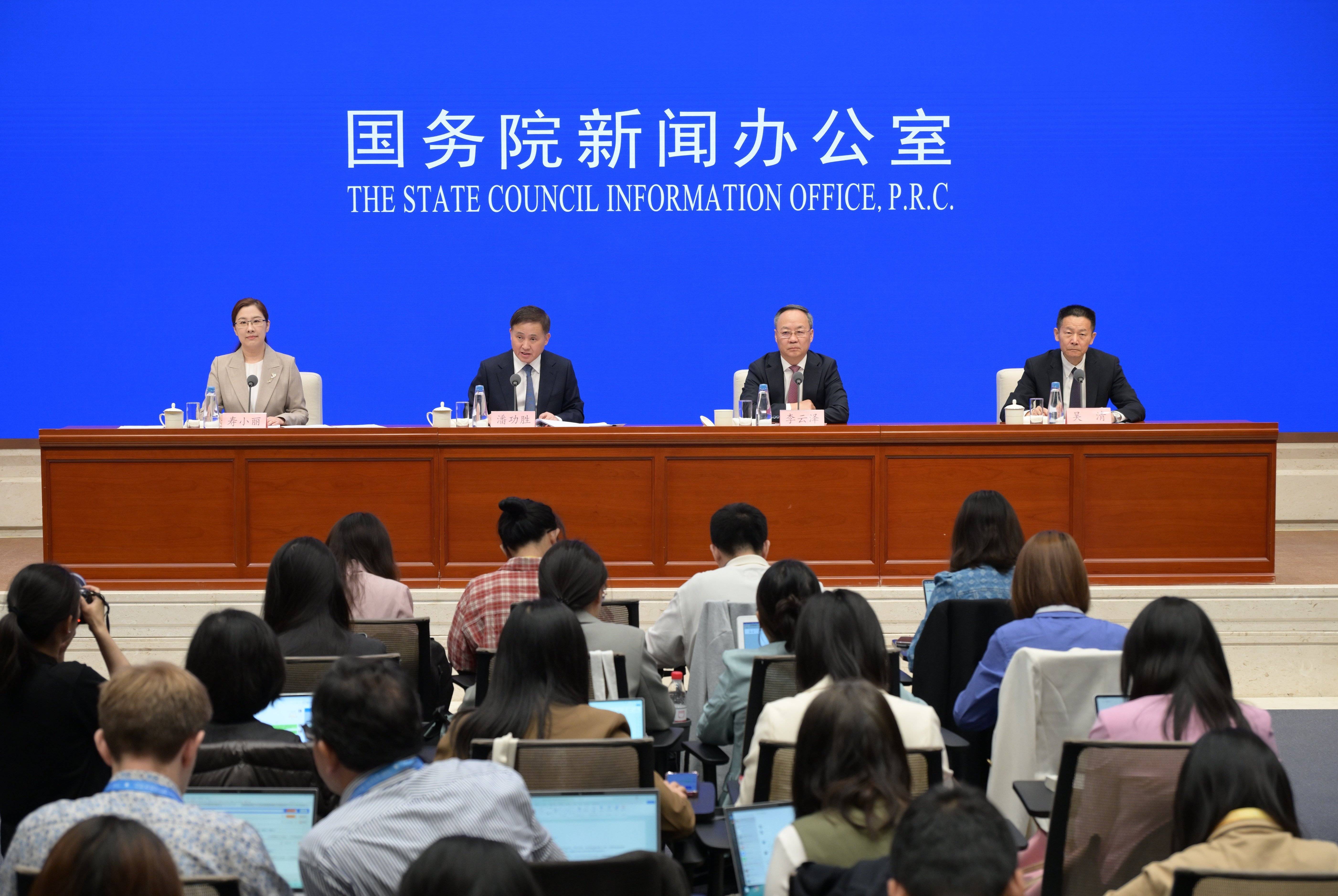 一揽子举措迅速落地 中国股市稳定健康发展获得强支撑