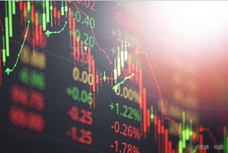 A股三大股指涨跌互现：银行股领涨，两市成交12915亿元