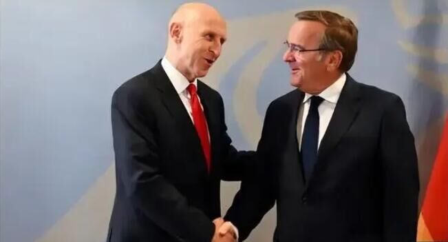 美国与卡塔尔签署超2435亿美元经济及军事合作协议