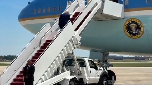 美国正式接受卡塔尔为特朗普提供的波音747飞机