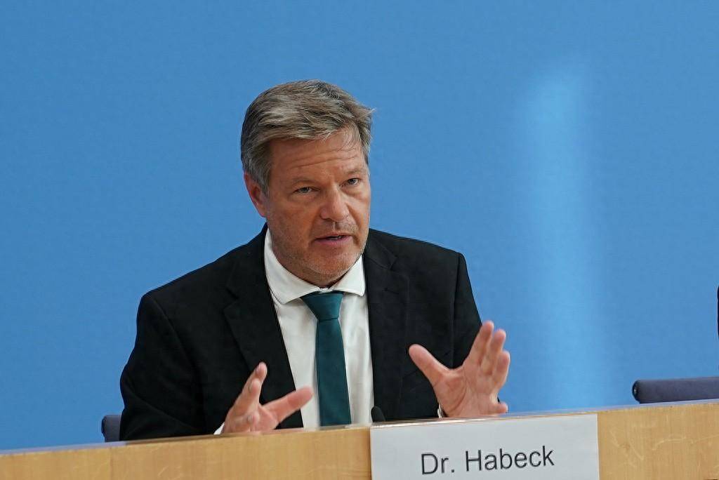 特朗普威胁将钢铝关税上调至50%后 欧盟警告要反制、韩国紧急开会