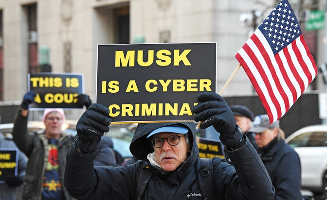 美联储明晨或继续“按兵不动” 特朗普急催的降息何时到来?