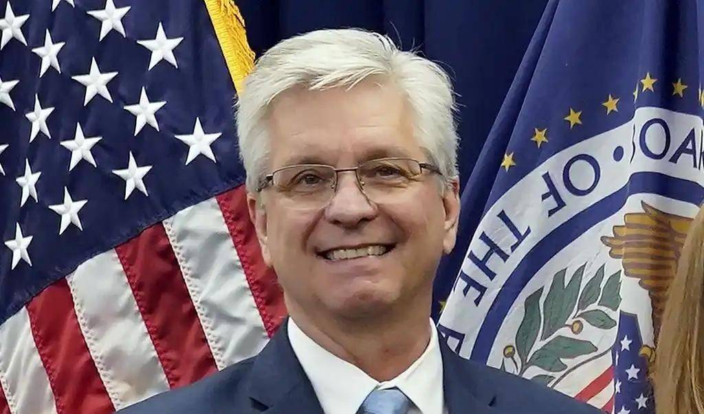 特朗普又“开炮” 再次施压美联储!“一头顽固的骡子 一个愚蠢的人”