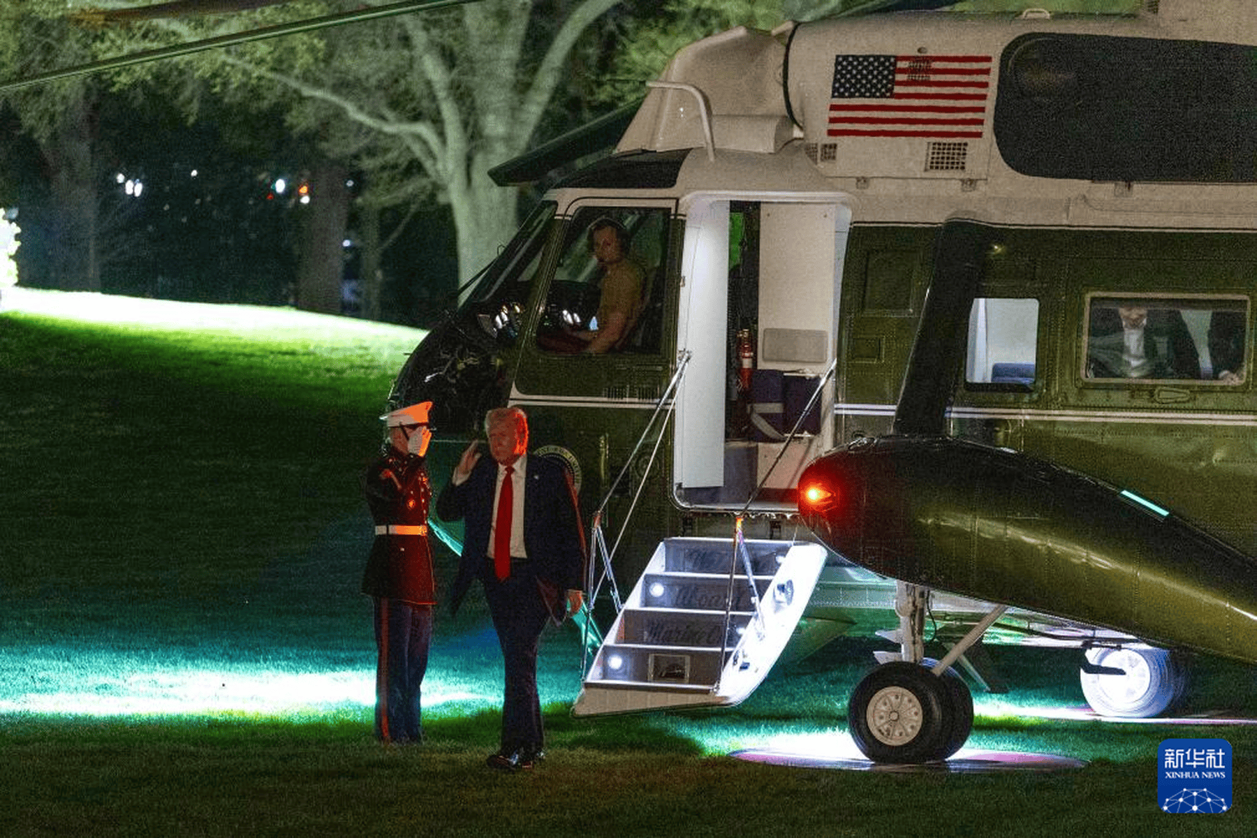 特朗普威胁将对俄罗斯征收100%关税