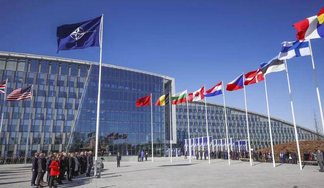 特朗普将通过北约向乌克兰提供武器 并威胁将对俄征收100%关税