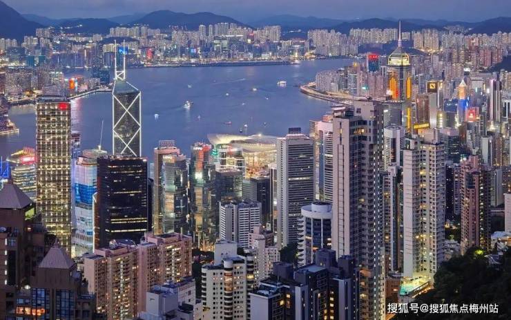 美联储主席鲍威尔：为保就业而降息 关税推高商品价格