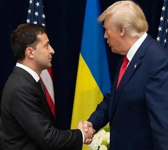 特朗普车队经过 马克龙被拦下！当场给特朗普打电话“吐槽”