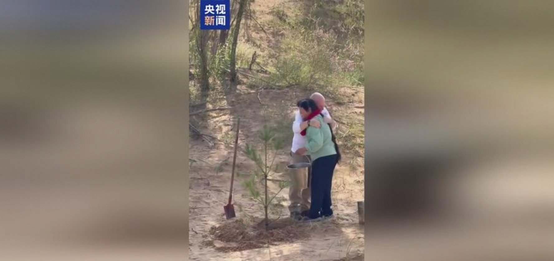 “赛考斯”与殷玉珍重逢：时隔26年的拥抱